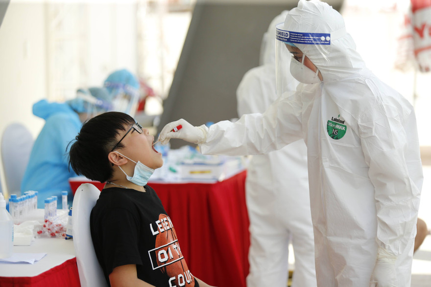 Theo các chuyên gia, cần phải thay đổi chiến lược xét nghiệm để đẩy nhanh quá trình sàng lọc, phát hiện ca bệnh. Ảnh: Như Ý