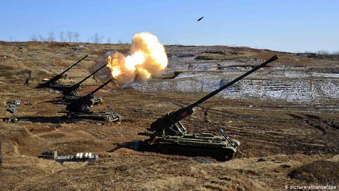 Pháo binh Triều Tiên từng nhiều lần bắn ra phía biển. Ảnh: DPA