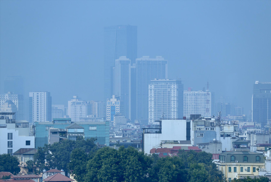 Hà Nội chìm trong sương mù lẫn bụi mịn vào những sáng gần đây. Ảnh: Như Ý