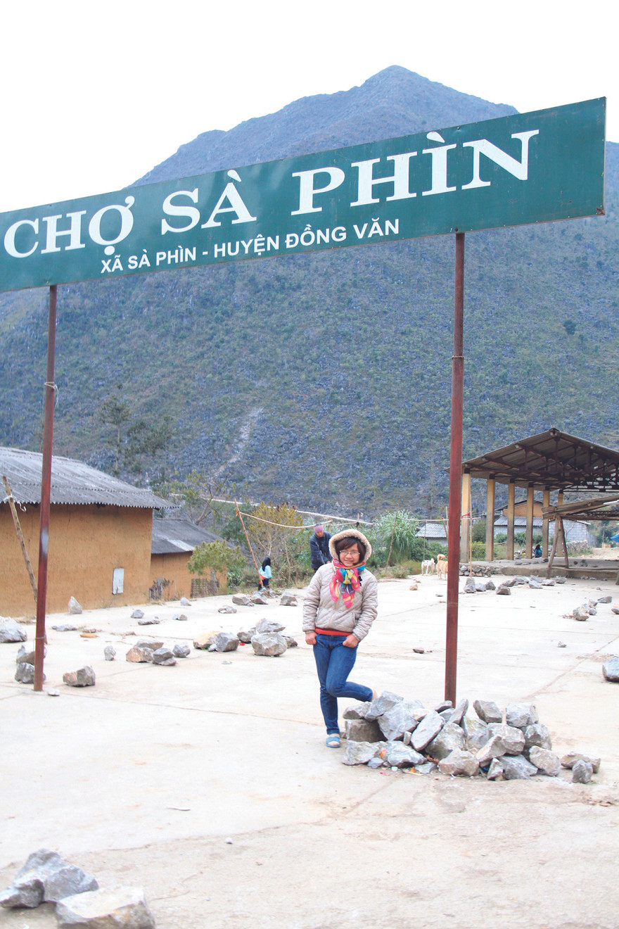 Tác giả tại chợ Sà Phìn, Đồng Văn trong chuyến công tác cuối năm 2012. Ảnh: Trường Phong