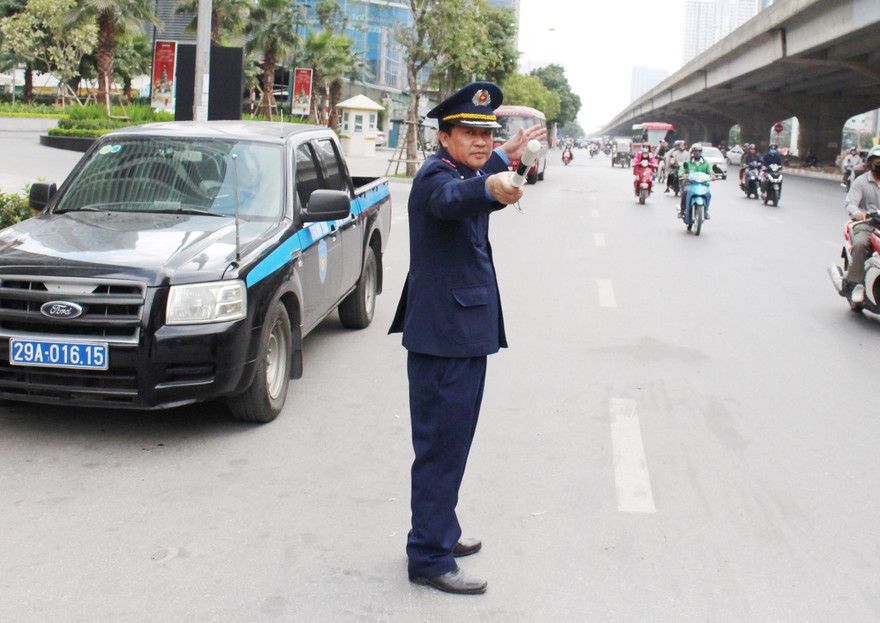 Năm 2019, Thanh tra GTVT tiếp tục là nòng cốt, giúp giao thông Thủ đô giảm 30% các điểm ùn tắc. Trong ảnh: Đồng chí Nguyễn Văn Cường, Đội Thanh tra Vận tải đảm bảo giao thông trên đường Vành đai 3 dịp cuối năm 2019