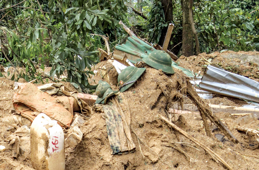 Những chiếc mũ cối còn sót lại hiện trường trong vụ sạt lở kinh hoàng. Ảnh: Văn Chương
