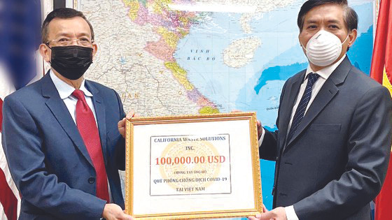 Ông David Dương trao tặng số tiền ủng hộ Quỹ phòng, chống dịch COVDI-19 thông qua Tổng lãnh sự quán Việt Nam tại San Francisco. Ảnh: Tổng Lãnh Sự Quán Việt Nam tại San Francisco