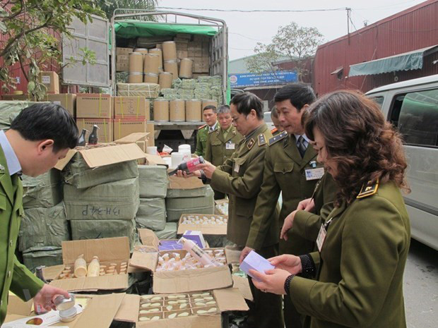 Hàng lậu tràn ngập thị trường. Ảnh: PV