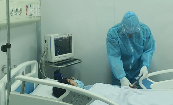 Thăm khám bệnh nhân mắc Covid-19 đang điều trị tại BV Bệnh Nhiệt đới T.Ư