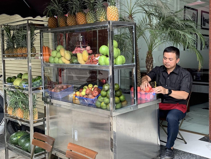 Khách sạn đóng cửa, anh Duẩn chuyển sang làm bánh, bán nước ép hoa quả
