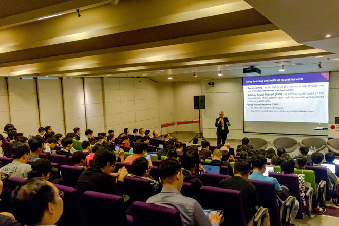 Giảng viên trẻ Đặng Phạm Thiên Duy trao đổi về chủ đề AI tại ĐH RMIT Việt Nam. Ảnh: NVCC