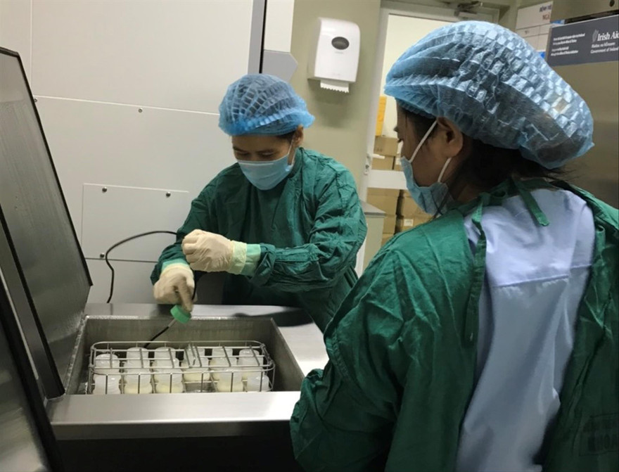 Sữa trước khi đưa vào lưu trữ tại Ngân hàng sữa mẹ được thanh trùng, xử lý kỹ càng để đảm bảo chất lượng cho các em bé sơ sinh sử dụng