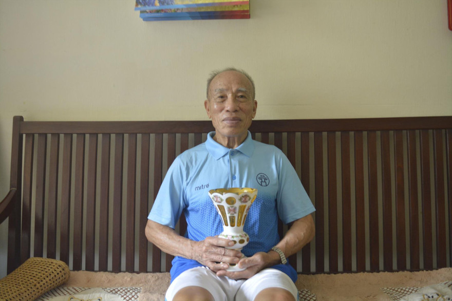 HLV Bùi Lương cùng chiếc cúp đầu tiên của Tiền Phong Marathon. Ảnh: Tường Nhi