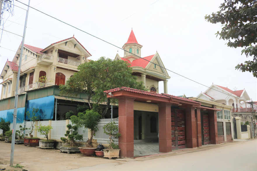 Ở Đô Thành có hàng chục ngôi nhà khang trang đang xây mới