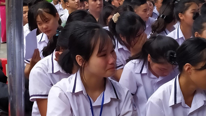 Nhiều em học sinh xúc động, thấm thía với những câu chuyện về cha, mẹ. Ảnh: Duy Chiến 