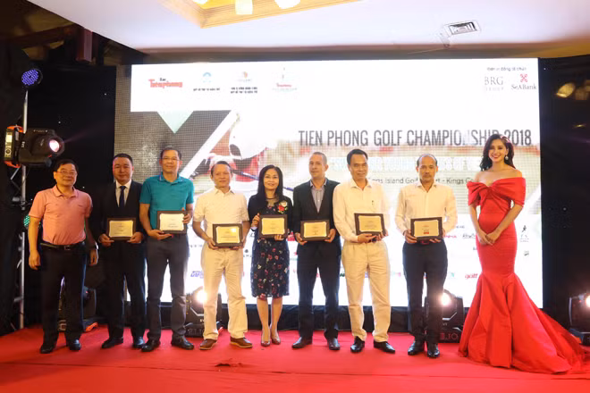 Các nhà tài trợ cam kết gắn bó lâu dài với giải, cùng chung tay góp sức cho Quỹ Hỗ trợ tài năng trẻ Việt Nam. Ảnh: Như Ý
