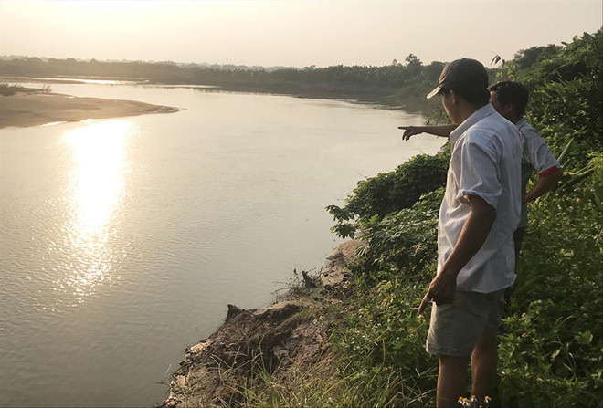 Người dân thôn Mai Châu, xã Ðại Mạch xót xa chỉ về nơi đất sạt lở. Ảnh: Trần Hoàng