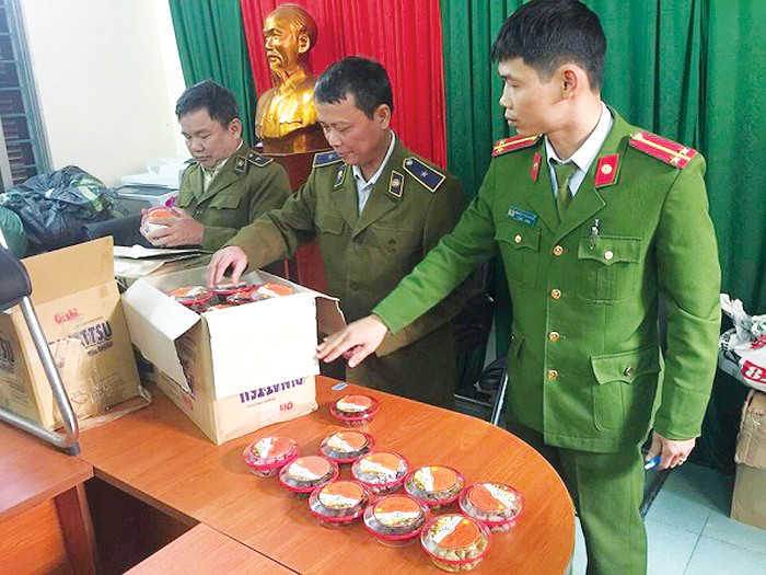 Lực lượng chức năng kiểm tra các sản phẩm ô mai có dấu hiệu giả thương hiệu 