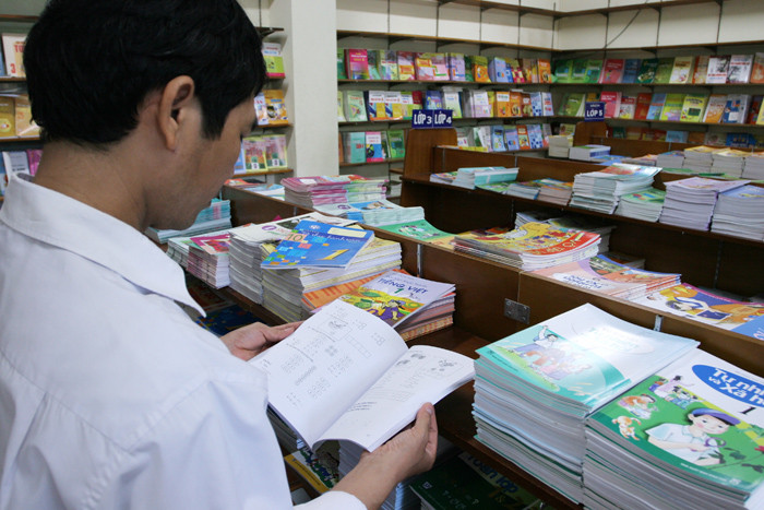 Với một thị trường SGK cạnh tranh tới đây, dư luận lo ngại sẽ xảy ra xung đột lợi ích giữa các khâu biên soạn và thẩm định chương trình, SGK. Ảnh: Như Ý ​