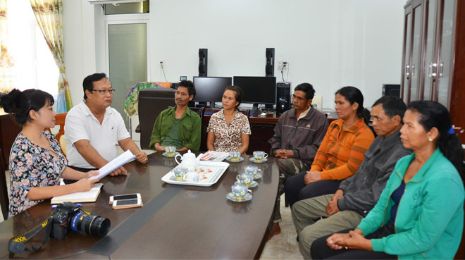 Ba đôi vợ chồng nghèo nhờ luật sư Nhàn đưa đến trụ sở Văn phòng đại diện báo Tiền Phong tại Tây Nguyên kêu cứu