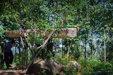 KTS Nguyễn Hòa Hiệp với chùa Đá. Ảnh: A21 Studio