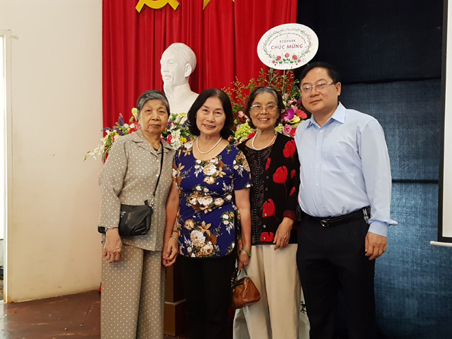 Chị Bích Hậu (thứ 2 từ phải sang) cùng Tổng Biên tập Lê Xuân Sơn 