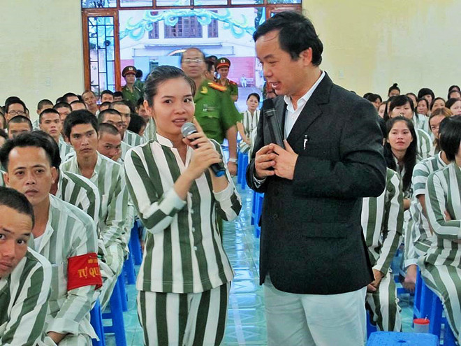 Trao sách Hạt giống tâm hồn và trò chuyện với các phạm nhân trong tù 