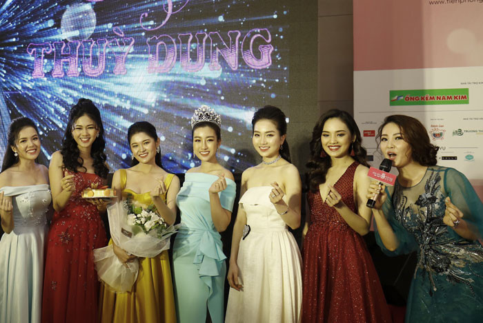 Á hậu Thụy Vân dẫn chương trình (bìa phải)​. Ảnh: NHƯ Ý