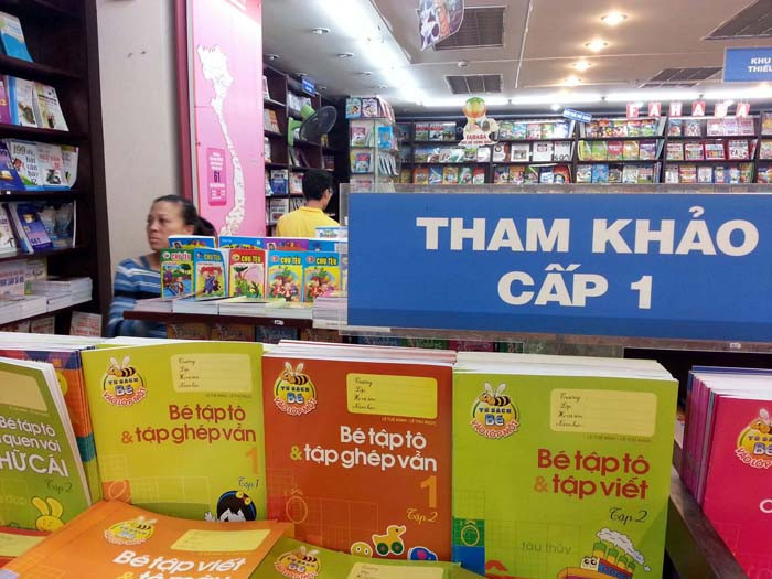 Sách giáo khoa dùng một lần gây tốn kém cho phụ huynh học sinh. Ảnh: NHẬT MINH 