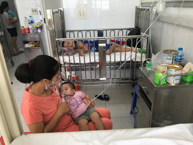 Trẻ bị TCM điều trị tại Bệnh viện Nhi T.Ư. Ảnh: T.Hà 