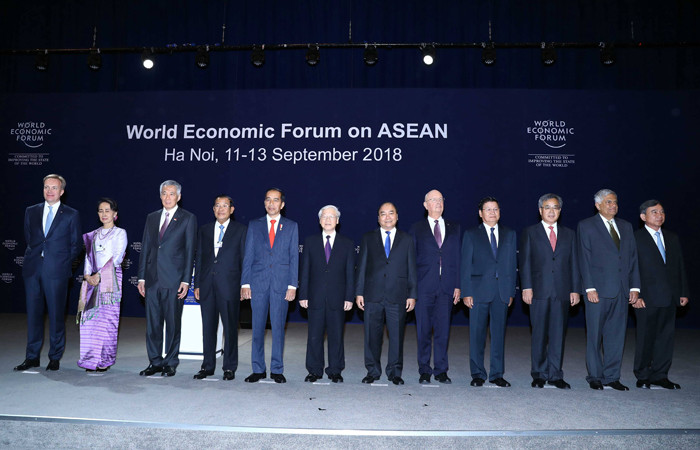 Tổng Bí thư Nguyễn Phú Trọng, Thủ tướng Nguyễn Xuân Phúc, Chủ tịch sáng lập WEF Klaus Schwab và các trưởng đoàn tham dự hội nghị chụp ảnh chung. Ảnh: TTXVN 