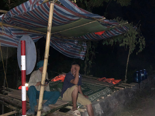 Lán trại người dân túc trực bảo vệ cầu 