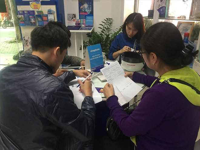 Các cam kết lâu dài của khách chưa có biện pháp tháo gỡ đang cản trở khách hàng chuyển mạng. Ảnh: Võ Hóa 