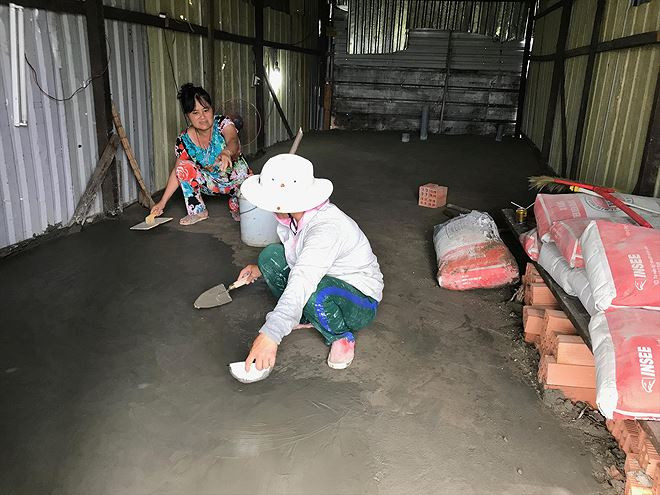 Nhà bà Ngọc đang trát nền 