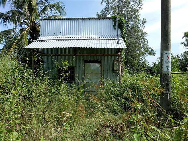 Nhà cửa đóng then cài. ẢNH: HÒA HỘI