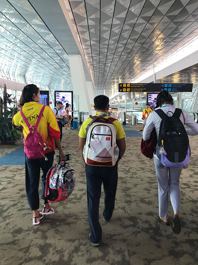 Những VÐV Việt Nam chờ chuyến bay thương mại về nước ngày 2/9. Họ không có chỗ trên chuyên cơ chở những VÐV được vinh danh và quan chức. Ảnh: VP