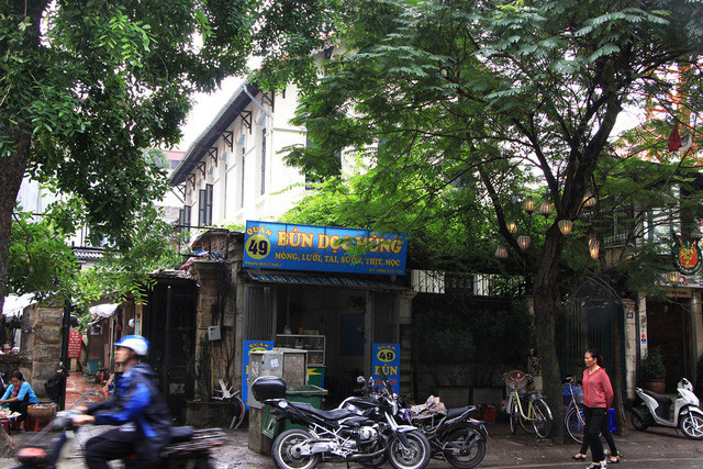 Con ngõ số 49 Phan Bội Châu, Hà Nội, nơi dẫn vào Nhà khách Tỉnh ủy Lai Châu - Ảnh: Dân trí