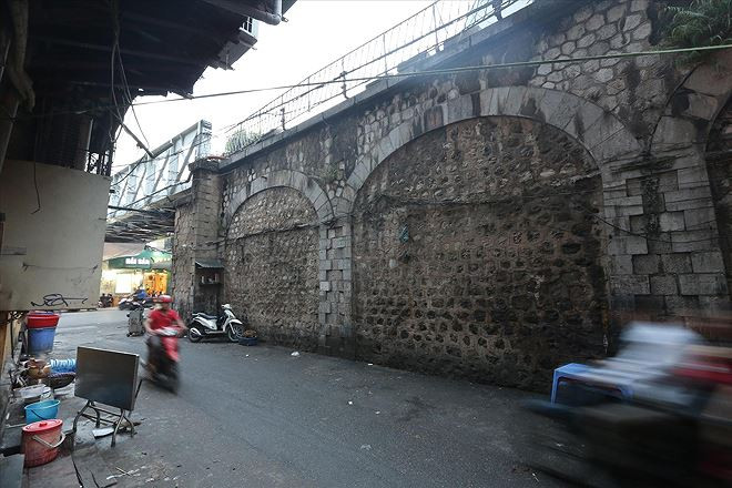 Ðoạn vòm cầu Hàng Cót-Hàng Giấy chuẩn bị đục thông. Ảnh: MẠNH THẮNG