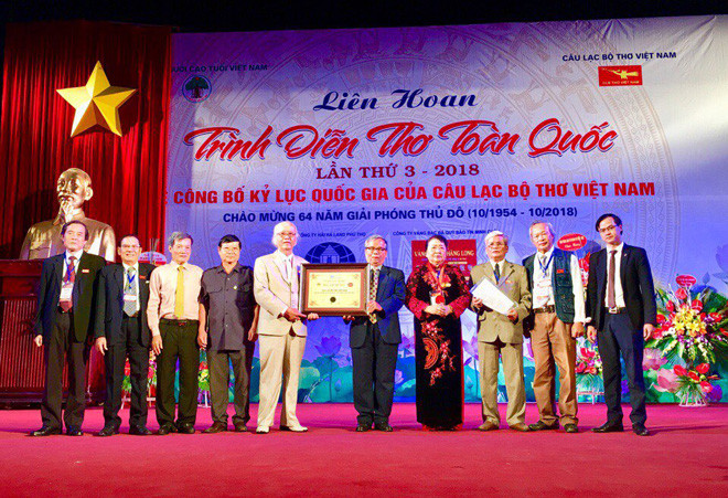 Đại diện CLB Thơ Việt Nam đón nhận Bằng xác lập kỷ lục 