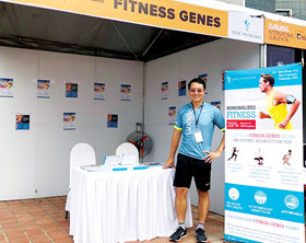 CEO Gene Friend Way Cao Anh Tuấn mang mô hình tham gia triển lãm. Ảnh: NVCC