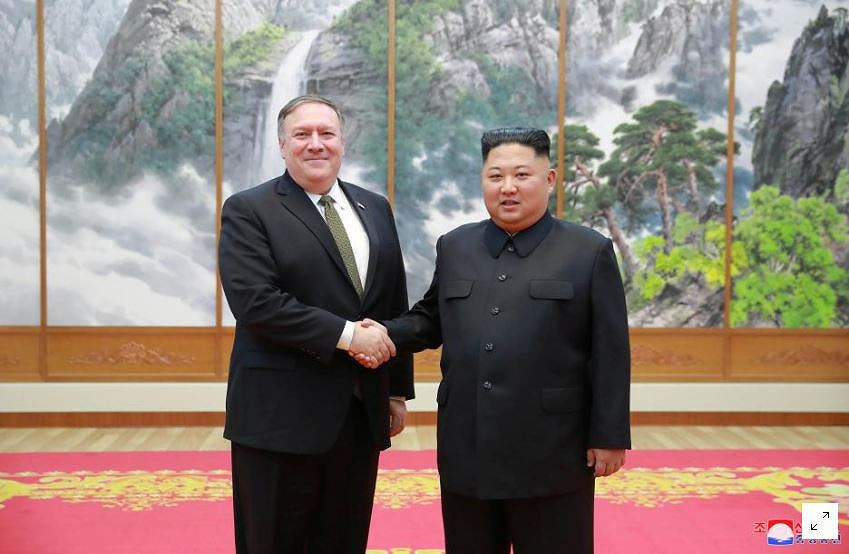 Ông Kim và ông Pompeo bắt tay nhau tại Bình Nhưỡng. Ảnh: KCNA 