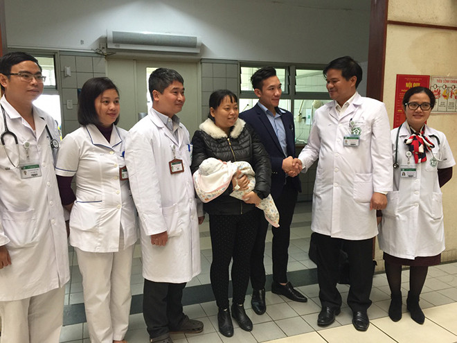 Sản phụ N. (bế con) trong ngày bé xuất viện 19/12 