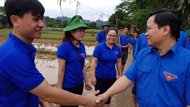 Bí thư thường trực T.Ư Ðoàn Nguyễn Anh Tuấn thăm, động viên đội thanh niên tình nguyện đang khắc phục hậu quả lũ lụt ở huyện miền núi Cẩm Thủy, Thanh Hóa. Ảnh: Xuân Lê