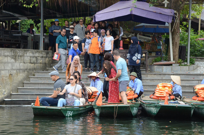 Khách quốc tế du lịch ở Tràng An. Ảnh: PV