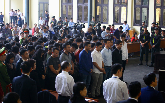 Các bị cáo nghe tòa tuyên án chiều 30/11. Ảnh Như Ý 