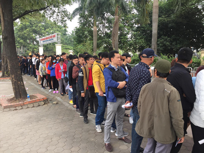 Dòng người vui vẻ xếp hàng chờ đến lượt nhận vé trước trụ sở VFF sau khi mua vé online thành công. Ảnh: H.M 