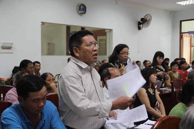 Cử tri Lê Ðức Thuận kiến nghị. Ảnh: Tr.Ðịnh 