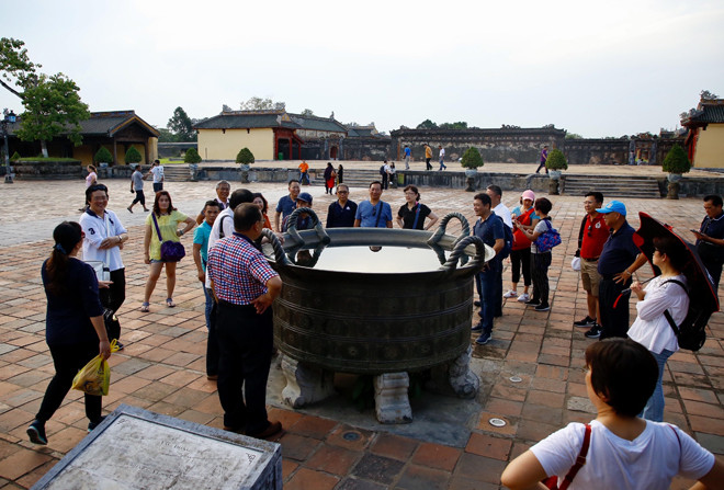 Du khách Trung Quốc tham quan Ðại Nội Huế. Ảnh: Như Ý
