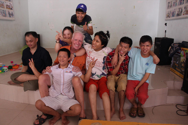 Những trẻ em da cam ở Trung tâm luôn thân thiết với Matt. Ảnh Giang Thanh 