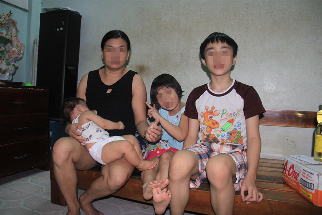 Chị T.H.M quyết định triệt sản khi một nách ba con làm kinh tế gia đình kiệt quệ. Ảnh: Thanh Trần 