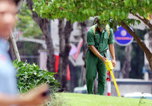 Lực lượng công binh rà bom mìn tại khách sạn Tổng thống Obama lưu trú tại TP HCM. Ảnh: Duy Trần