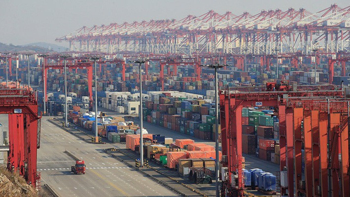 Những container hàng hóa tại một bến cảng ở Thượng Hải, Trung Quốc - Ảnh: Reuters/Sputnik