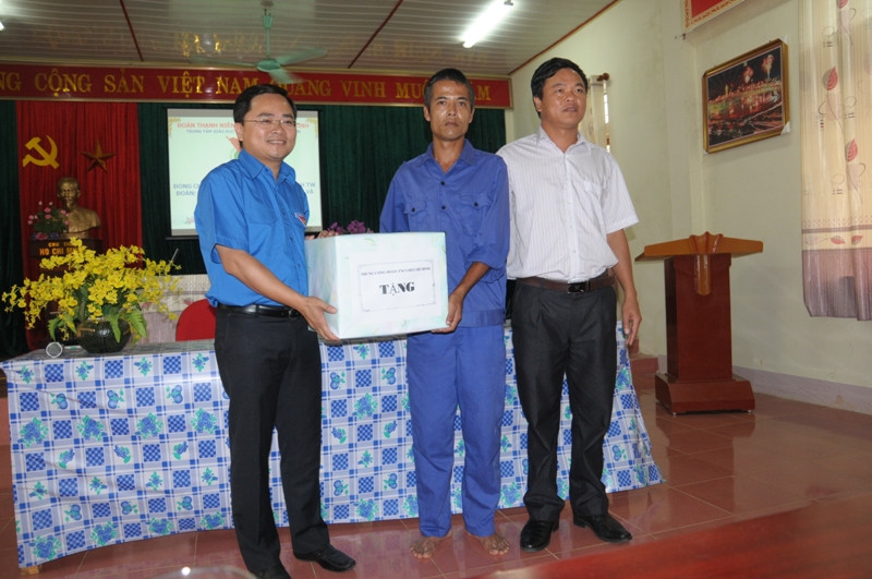 Tặng quà Trung tâm giáo dục LĐXH Phúc Sơn (huyện Anh Sơn). Ảnh: Quang Long