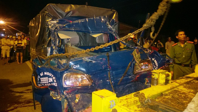 Chiếc xe tải nát bét cabin sau cú va chạm mạnh.